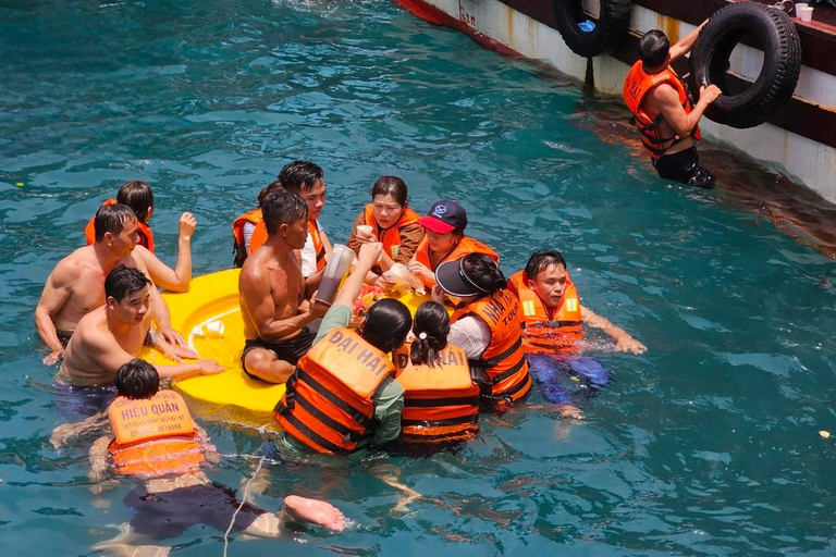 Nha Trang: Passeio de barco, mergulho com snorkel, festa de barco e almoço com churrascoNha Trang: Passeio pelas ilhas, mergulho com snorkel e festa flutuante