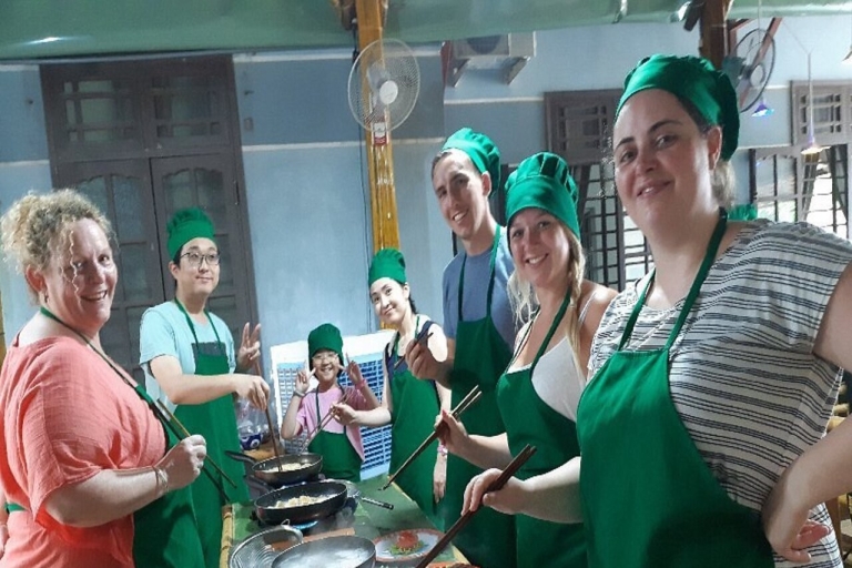 Hoi An : Cours de cuisine en soirée avec des locaux dans le village des herbes