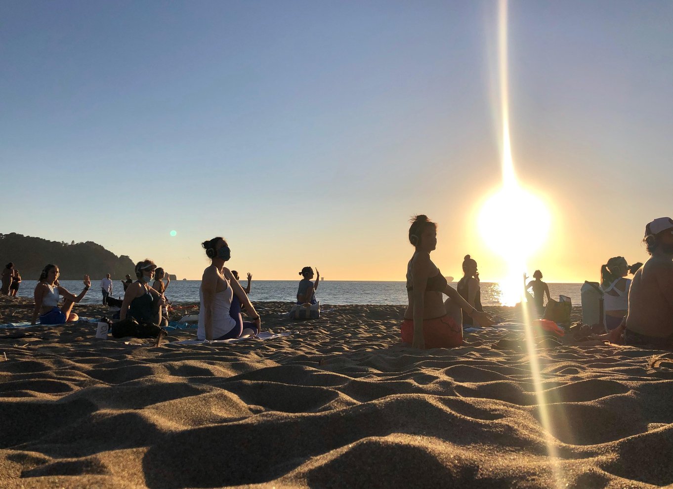 San Francisco: Silent Disco Yoga på Baker Beach