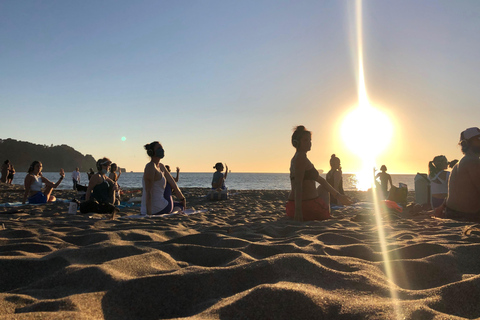 San Francisco: Disco Yoga Silenciosa en Baker BeachYoga en grupo privado