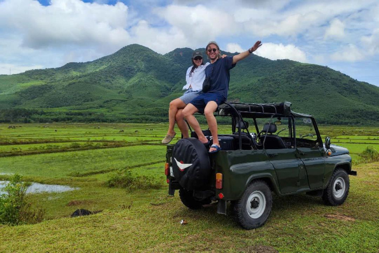 JEEP-TUR HOI AN TILL HUE och ADMIRE THE HAI VAN PASS