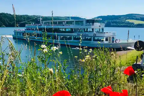 Paseo en barco por el Biggesee: ¡romanticismo lacustre en las montañas de Sauerland!