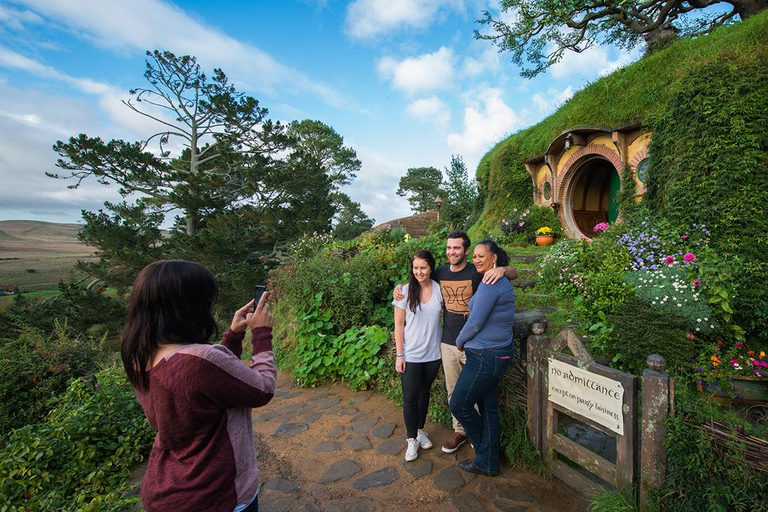 Auckland: Hobbiton, Waitomo Caves, and Rotorua 1-Way Tour