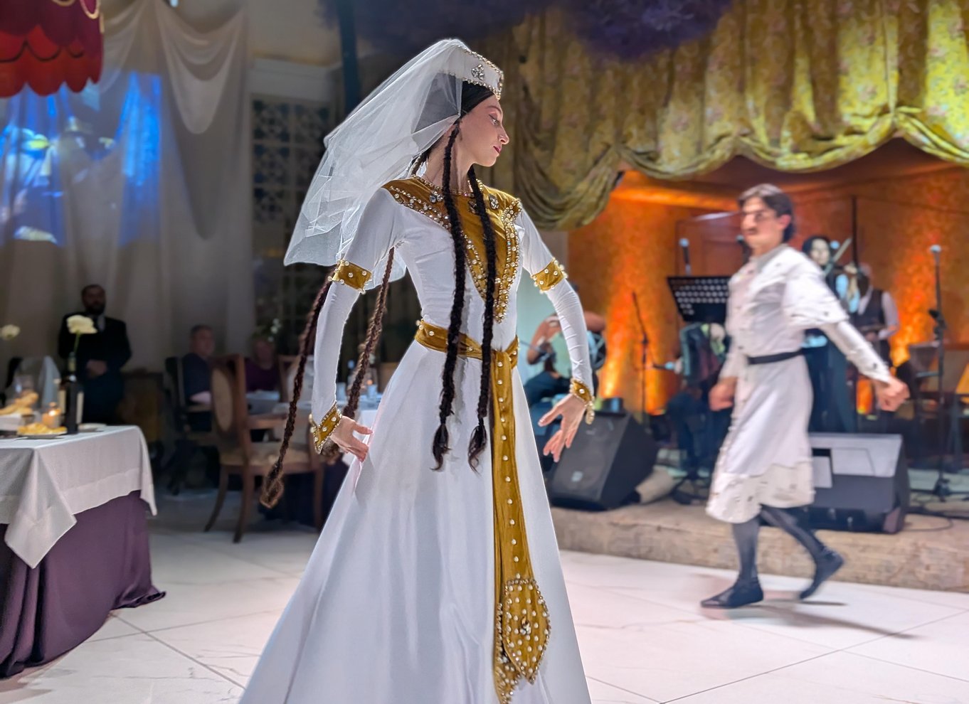 Tbilisi: georgisk middag, danseshow og afhentning på hotellet