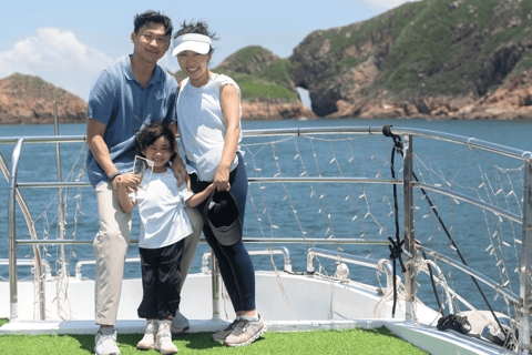 Hong-Kong: Island-Hopping Volcanic Rocks Yacht Tour + Snacks