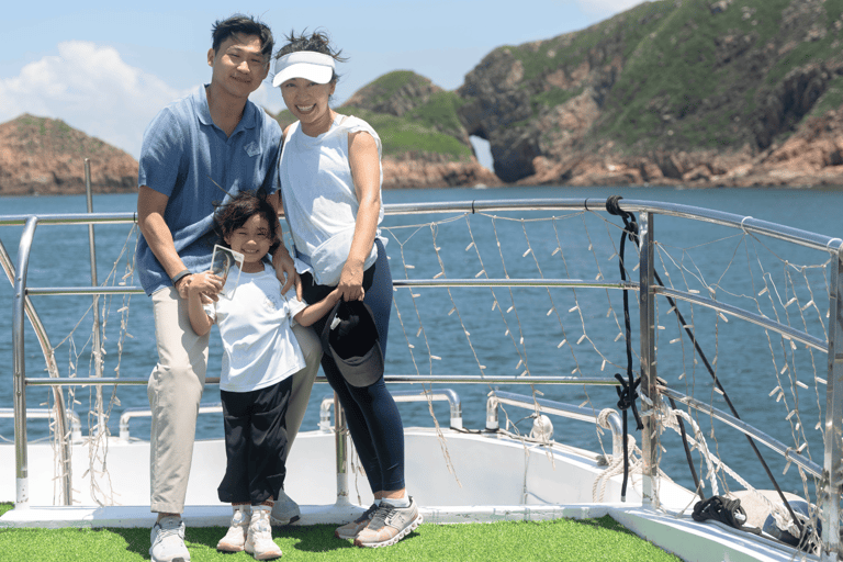 Hong-Kong: Island-Hopping Volcanic Rocks Yacht Tour + Snacks