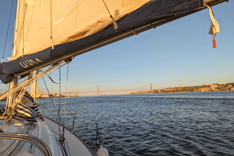 Lisbon: 2 hr boat tour. Shared experience. Day-Sunset-Night Lisbon: Boat tour. Shared sailing experience. Night Tour.