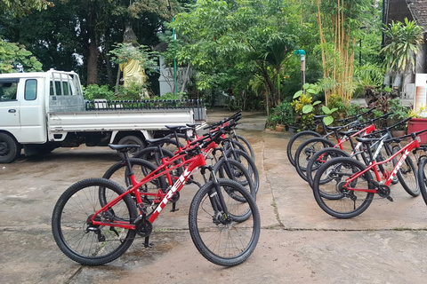 Luang Prabang: Half-Day Cycling & Pottery Experience
