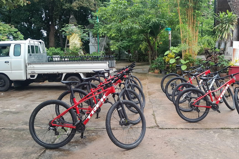 Luang Prabang: Half-Day Cycling & Pottery Experience
