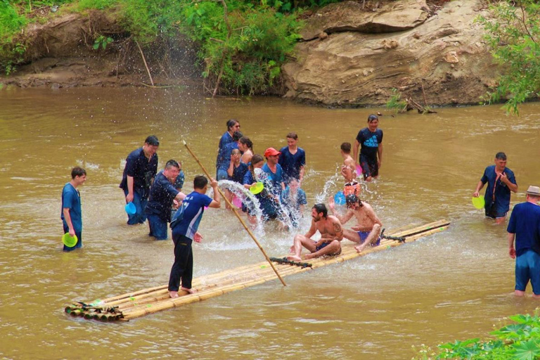 Chiang Mai: Santuario degli elefanti Living Green e rafting con i bambùChiangmai: Santuario degli Elefanti e Bamboo Rafting