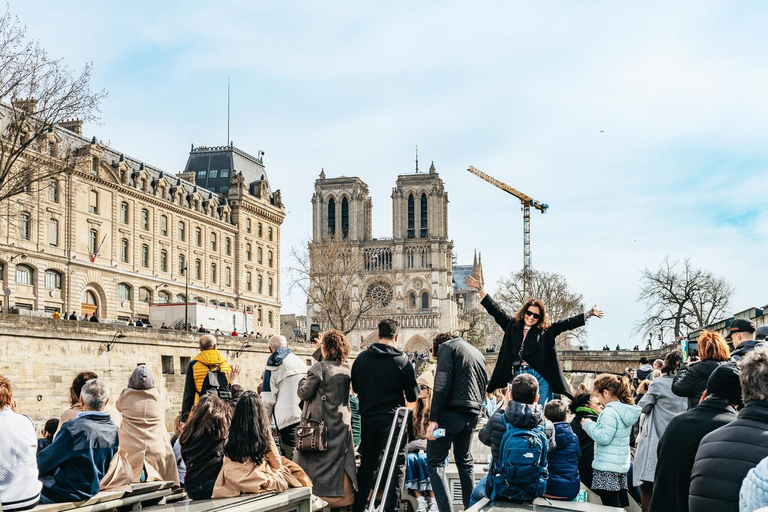 Paris: Seine River Sightseeing Cruise with Parisian Macaron Paris: Seine Day/Evening Cruise & Macaron Experience