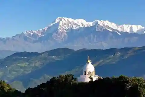 Escursione a Pokhara: Visita la Pagoda della Pace Mondiale e la Cascata di Davis