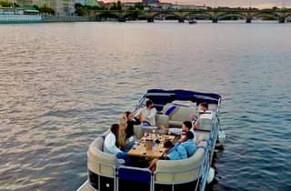 Private Flussfahrt auf der Moldau mit unbegrenzt Bier/Prosecco