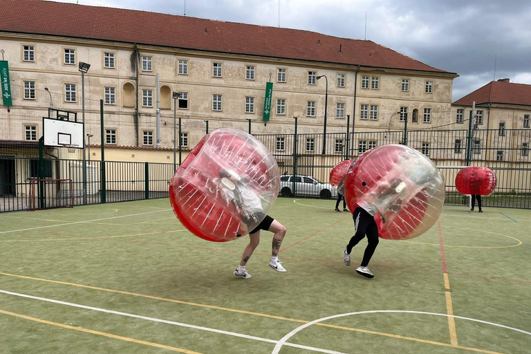 Praga: Futebol Bubbles no centro da cidade de Praga