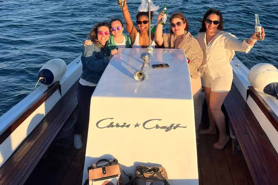 Neapel: Aperitif auf einem Boot bei Sonnenuntergang ab Marechiaro. Foto: GetYourGuide Neapel: Aperitif auf einem Boot bei Sonnenuntergang ab Marechiaro. Foto: GetYourGuide