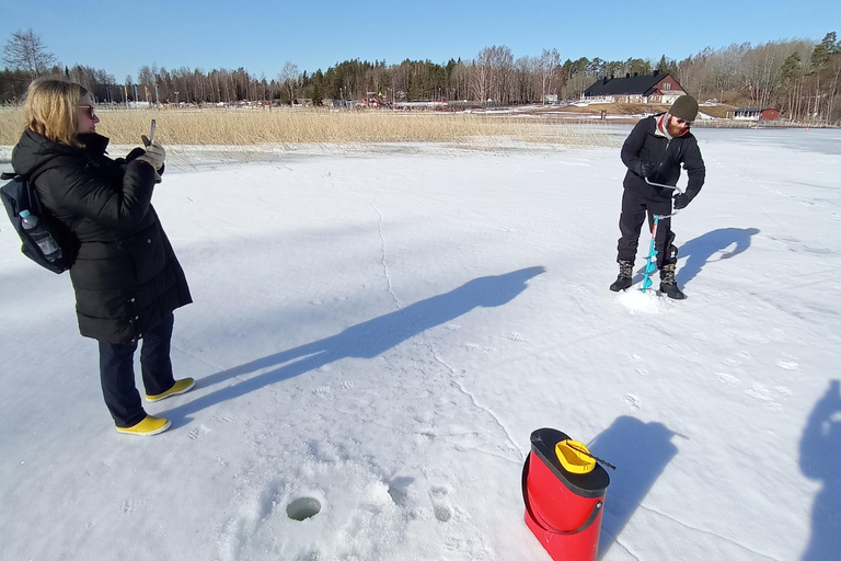 De Helsinque, experiência de pesca no gelo com refeição e bebida.