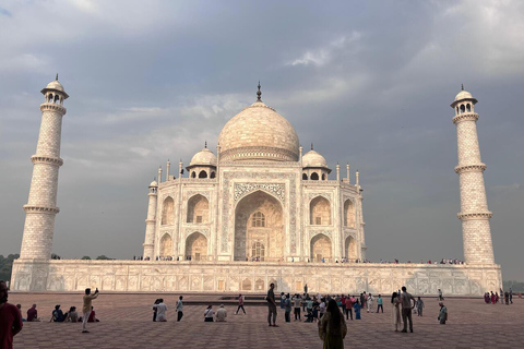 Delhi to Taj Mahal & Fort Tour + Lunch & Photographer From Delhi: Car + Guide