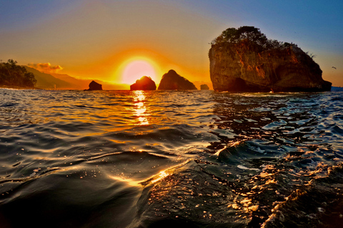 Excursion en bateau au coucher du soleil et à la découverte des bioluminescences aux îles Los Arcos