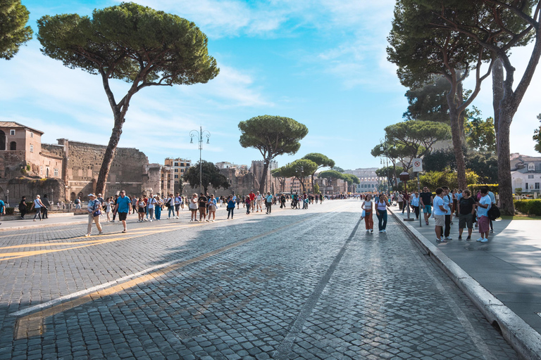 Rom: Colosseum Colosseum, Palatinkullen, Forum Romanum UpplevelseColosseum med standardtillträde och audioguide