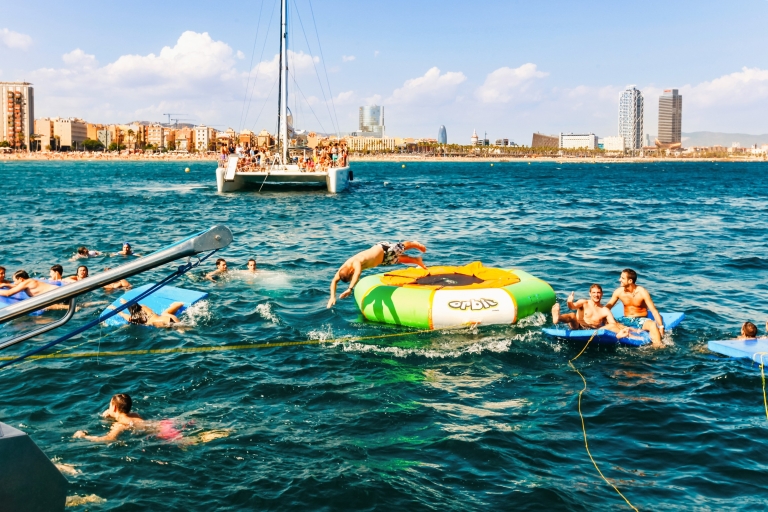 Barcelona: Party-Bootsfahrt auf einem Katamaran mit BBQBarcelona: 3-stündige Bootsparty mit BBQ