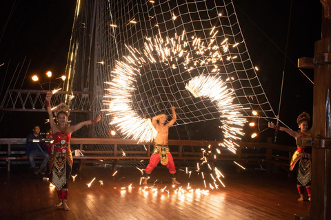 Cruzeiro Phinisi em Bali: Jantar ao pôr do sol com música ao vivo e buffetCruzeiro Phinisi em Bali: Ingressos para o cruzeiro com jantar de marinheiro