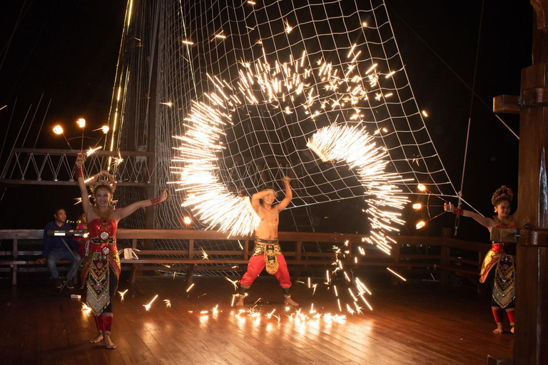 Cruzeiro Phinisi em Bali: Jantar ao pôr do sol com música ao vivo e buffetCruzeiro Phinisi em Bali: Ingressos para o cruzeiro com jantar de marinheiro