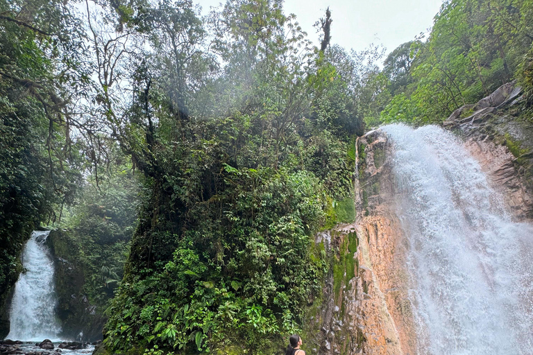 De San José: tour privado às Cataratas Azuis com cachoeira escondidaDe San José: excursão privada às Cataratas Azuis com cascata escondida