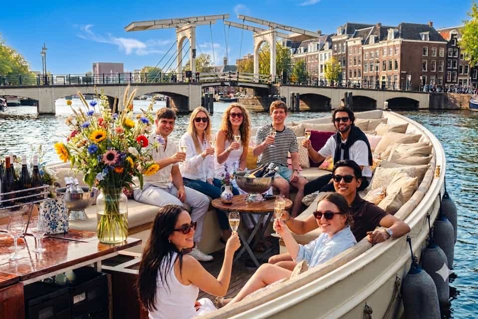 Luxusfahrt mit Cocktails und Sekt