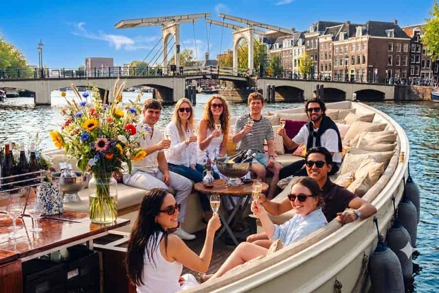 Amsterdam: Luxuskreuzfahrt mit Option für unbegrenzte Cocktails/Sekt. Foto: GetYourGuide Amsterdam: Luxuskreuzfahrt mit Option für unbegrenzte Cocktails/Sekt. Foto: GetYourGuide