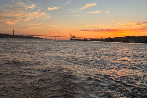 Sunset aboard a sailboat in Lisbon! Sunset aboard a sailing boat in Lisbon!
