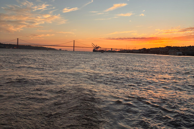 Sunset aboard a sailboat in Lisbon! Sunset aboard a sailing boat in Lisbon!