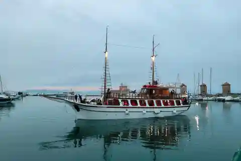 Rhodes : Croisière au coucher du soleil, arrêt baignade, snaks et boissons
