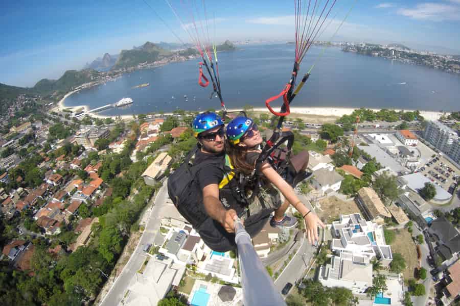 Gleitschirmfliegen in Niterói mit erfahrenem Lehrer und Blick auf den Fluss. Foto: GetYourGuide