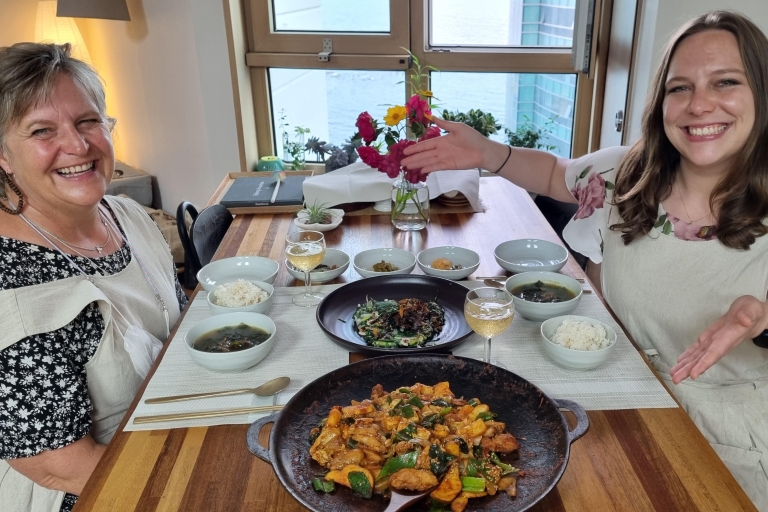Busan: Clase de Cocina Tradicional Coreana para Grupos Reducidos