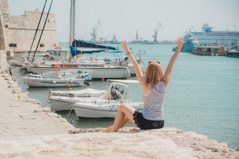 Heraklion: Private Photoshoot in Old Town and Harbour Premium: 50 photos | 60 mins