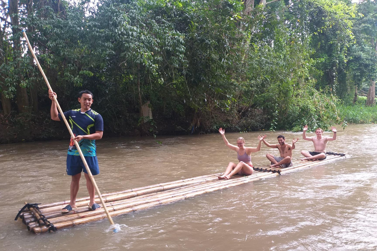 Chiang Mai: 2-dagars djungelvandring med elefantfarm och forsränning