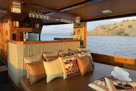 Labuan Bajo: Komodo Full Day Tour Luxury Boat Sunset Cruise Komodo Tour Luxury Boat with Drone and GoPro Underwater
