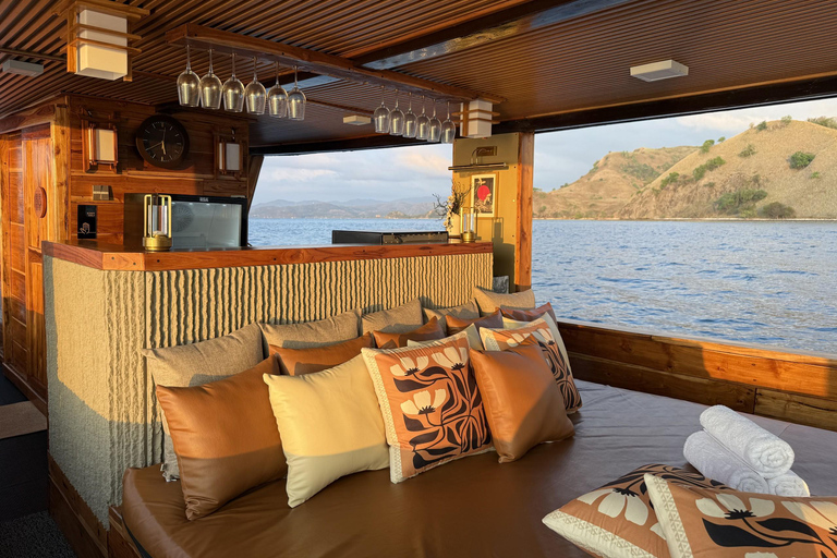 Labuan Bajo: Komodo Full Day Tour Luxury Boat Sunset Cruise Komodo Tour Luxury Boat with Drone and GoPro Underwater