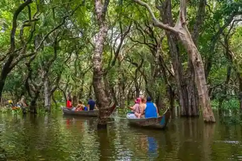 Cruzeiro pelas aldeias flutuantes no Lago Tonle Sap e tour gastronómico de rua