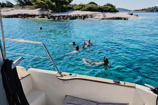 Korčula: Private Familien-Bootstour mit Angeln und Schnorcheln
