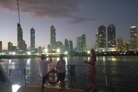 Panama City: Sunset Panama Bay Catamaran Tour with Open Bar