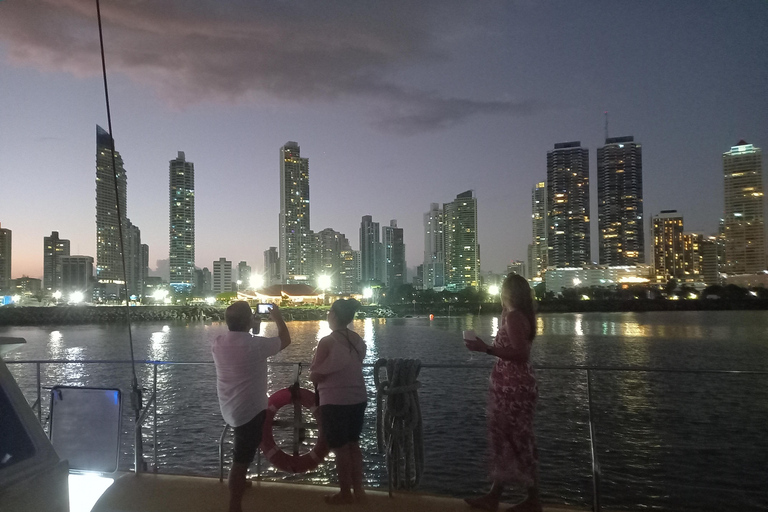 Panama City: Sunset Panama Bay Catamaran Tour with Open Bar