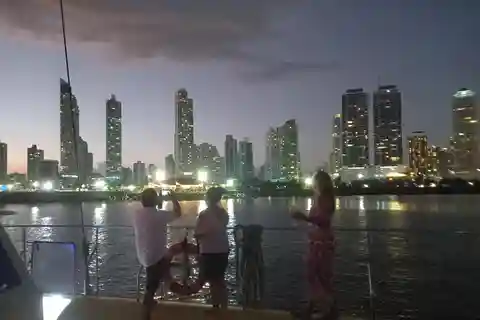 Ciudad de Panamá: Excursión en Catamarán por la Bahía de Panamá al Atardecer con Barra Libre