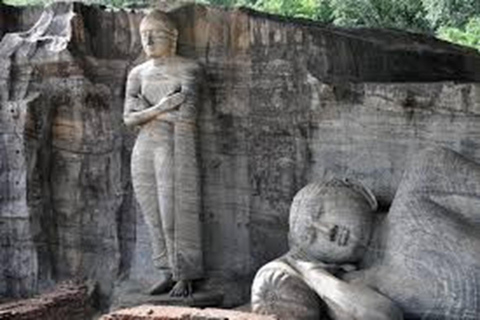 Polonnaruwa to Anuradhapura Transfer with Sightseeing Stops