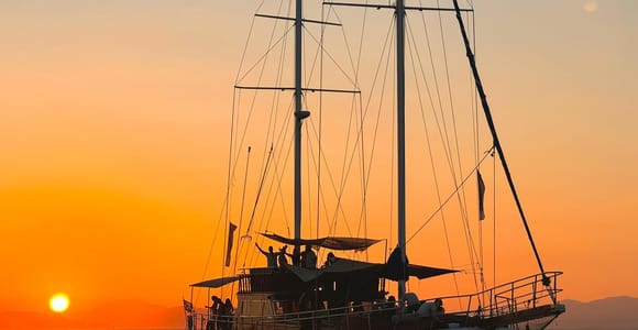 Sunset Dinner Cruise: Swim Stop, Drinks & Onboard Dining