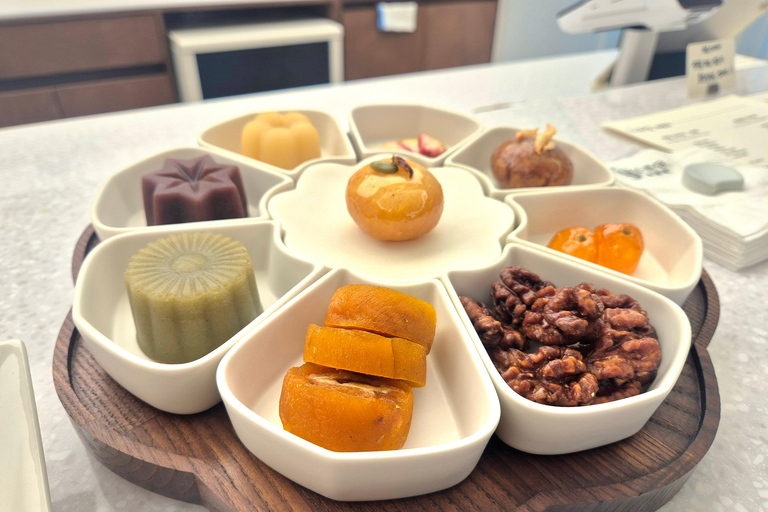 Seoul: Bukchon Hanok Village, Korean Tea Ceremony & Dessert