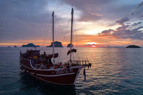 Krabi: Sunset Dinner Cruise & Swimming by Luxury Junk Boat