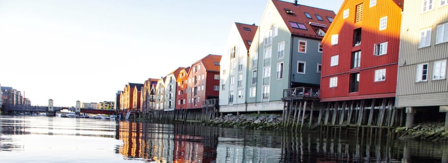 Excursion en kayak sur une rivière paisible à Trondheim