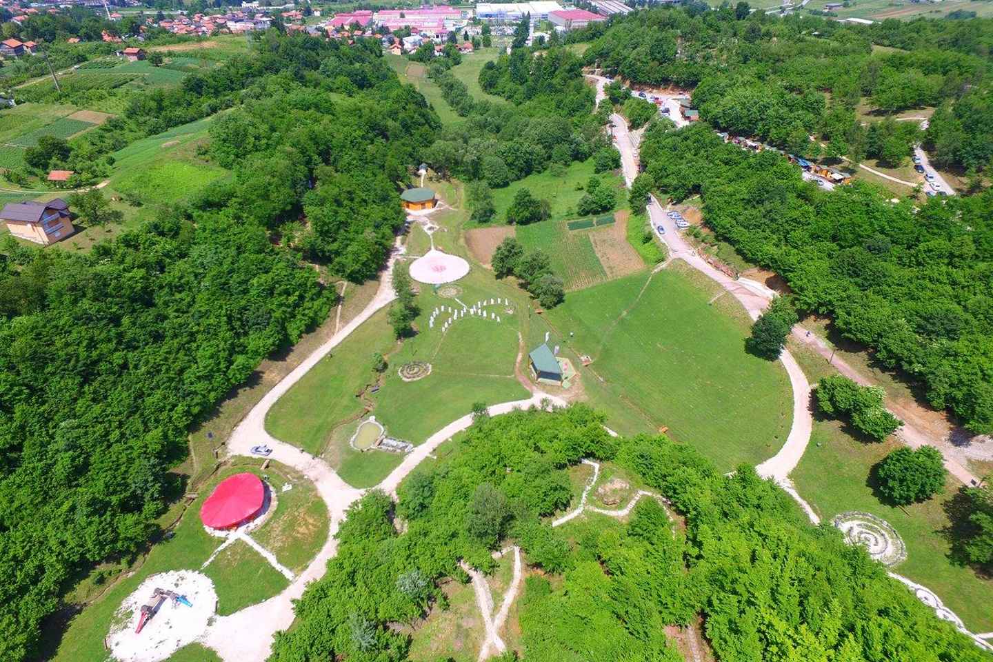 サラエボ発　ヴィソコのピラミッドと歴史的名所ツアー