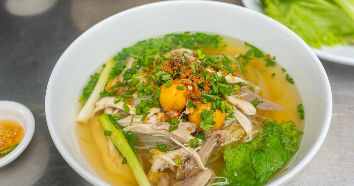 Hanoi: Hidden Eats & Full Meal Street Food Tour in the Old Quarter